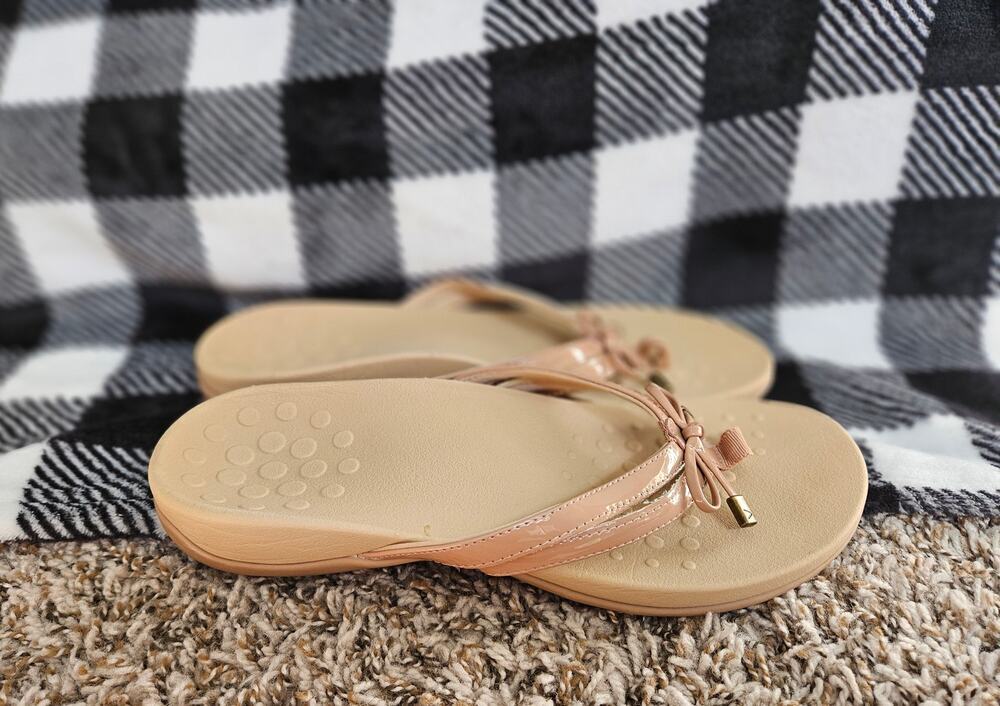 Vionic Bella X Nude Patent Flip Flops Women's 9.5 Wide